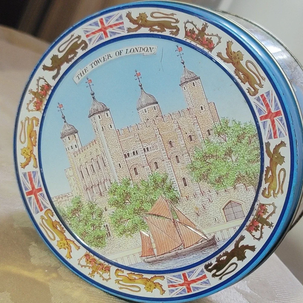 Authentic Vintage Bentley's of London Tin Famous London Landmarks 5.5